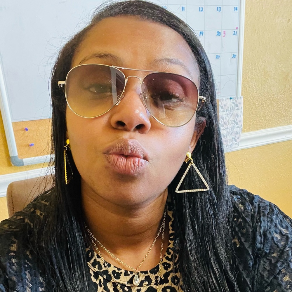 Meet your Posher, Dee